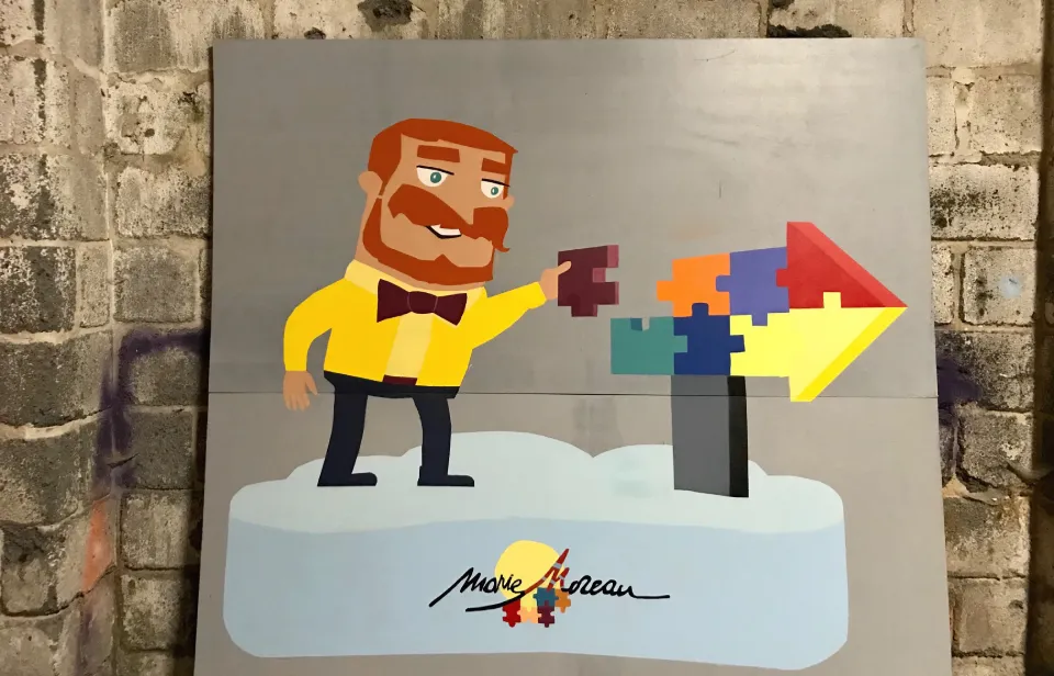 fresque d'un personnage assemblant un puzzle