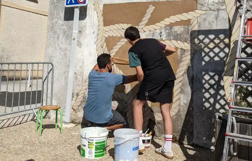 deux personnes en train de peindre des cordes de beateau
