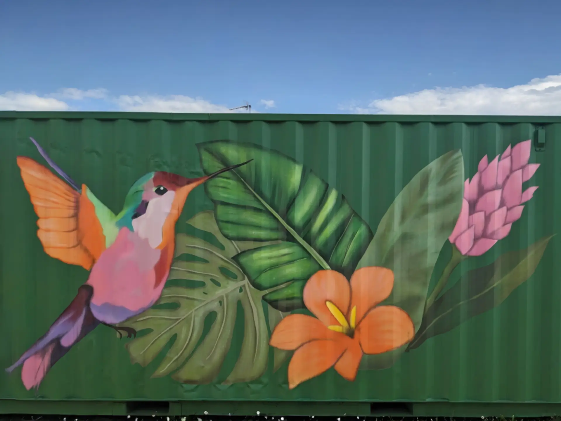 Peinture d'oiseau et fleur sur un conteneur