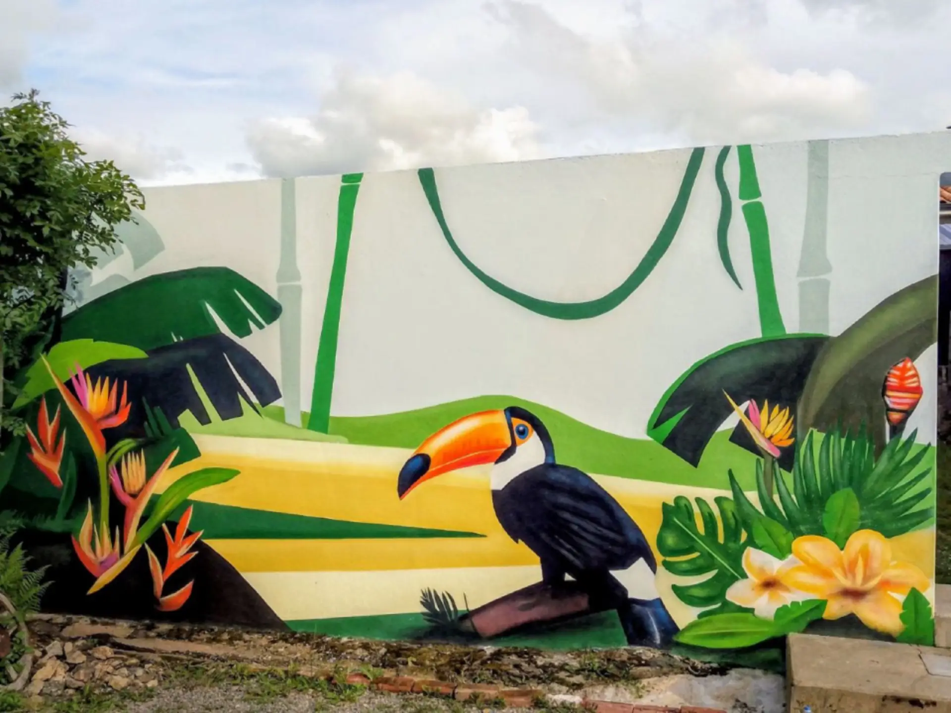 peinture d'un oiseau dans la vegetation tropicale dans un jardin