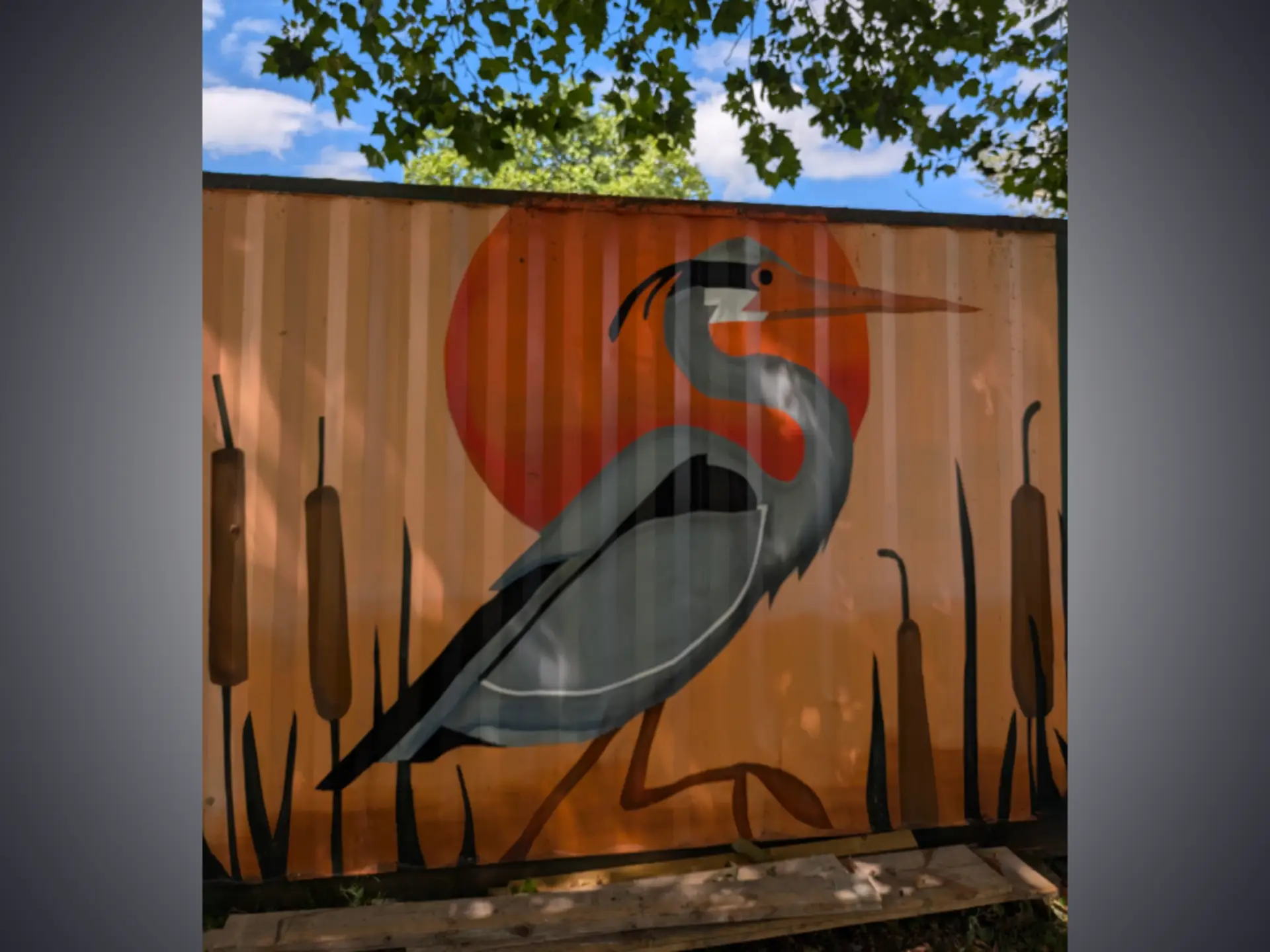 Peinture d'un oiseau sur un conteneur