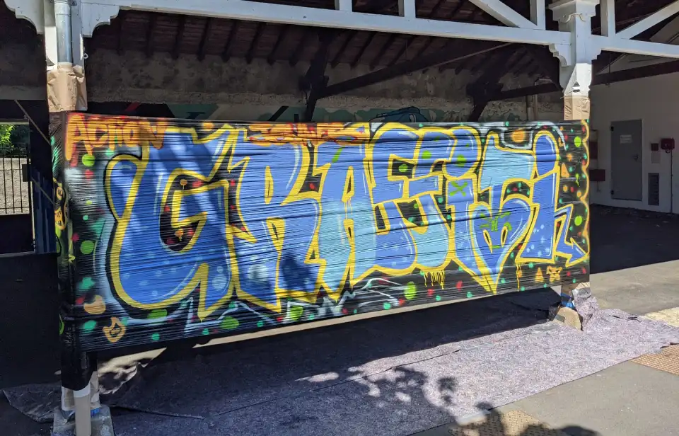 peinture aérosol avec inscrit graffiti