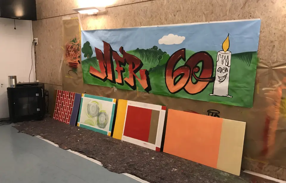 deux personnes en train de peindre des cordes de beateau