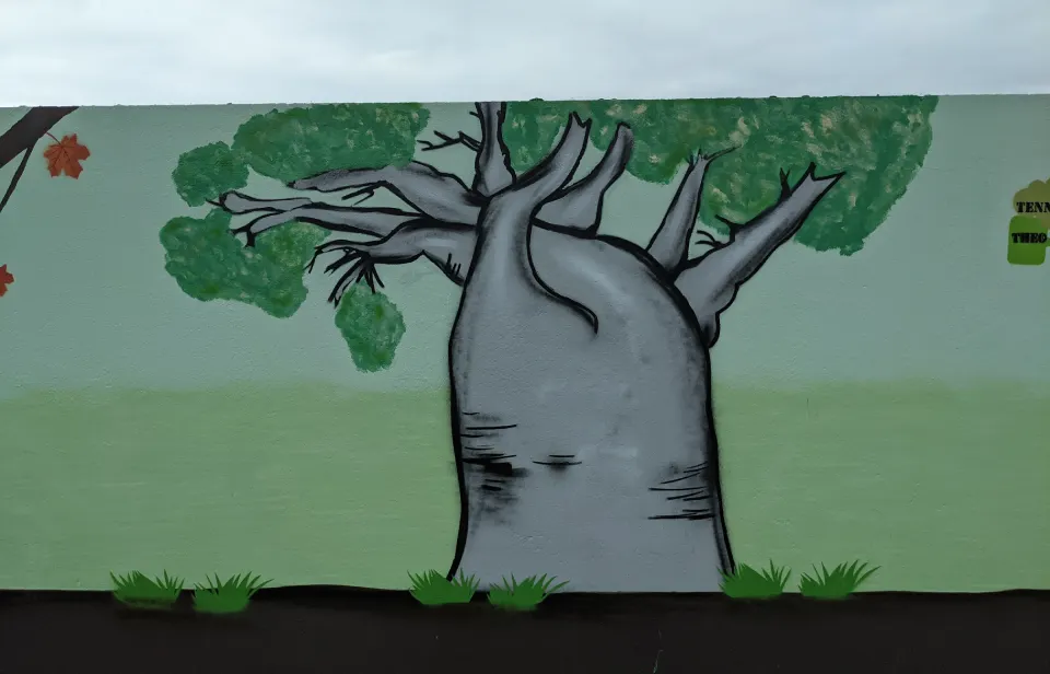 une partie de fresque avec un gros arbre