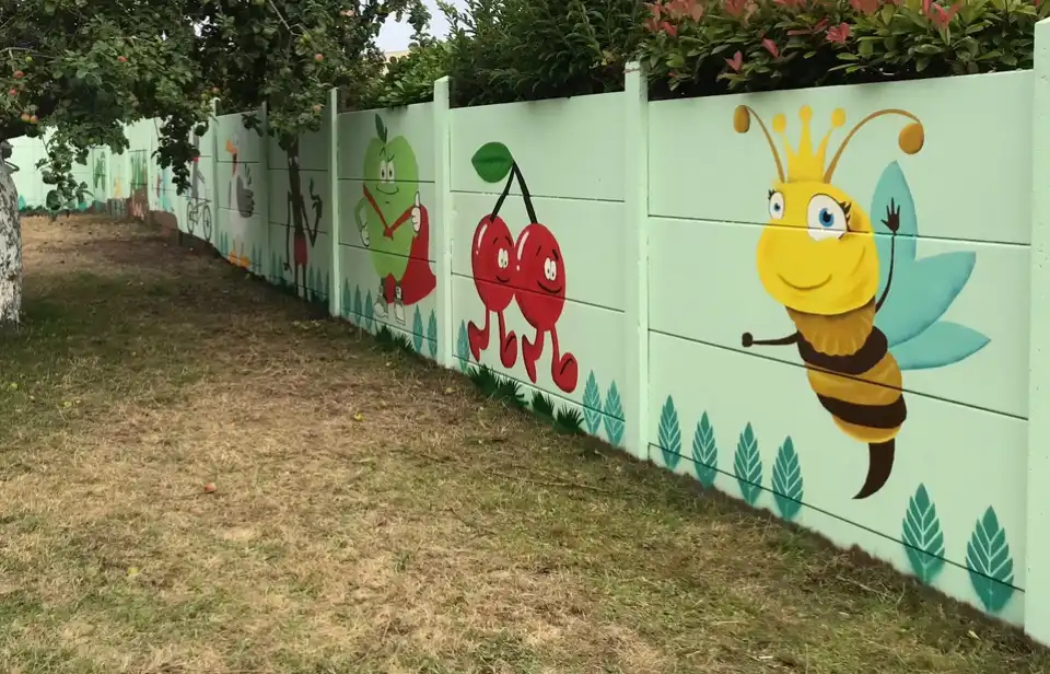 peinture sur des murs d'une abeille, deux cerises et d'une pomme super hero