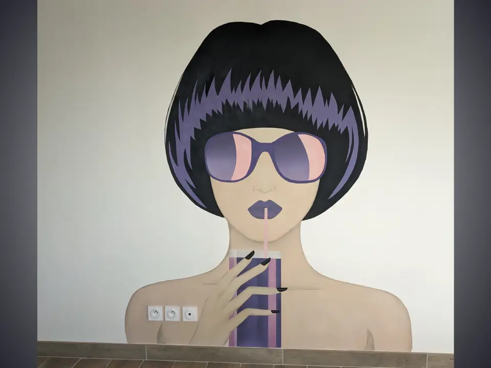 peinture d'une femme avec une coupe au carré et de grande lunettes de soleil, il ya des reflets violets sur ses cheveux et lunettes. Elle boit une boisson a la paille. 