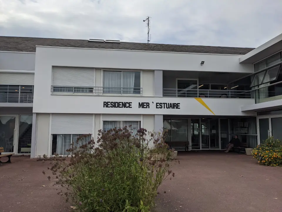 devanture de la maison de retraite avec inscription peinte residence estuaire