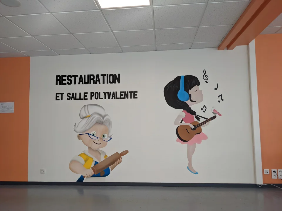 2 personnages sympathique peint sur un mur dans la maison de retraite