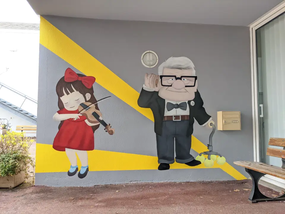 2 personnages sympathique peint sur un mur devant la maison de retraite