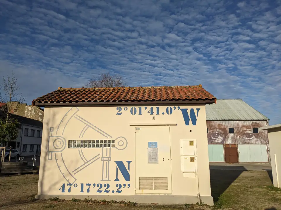 peinture sur une maison electrique represantant des coordonnés GPS et des instrument de mesure pour la navigation.