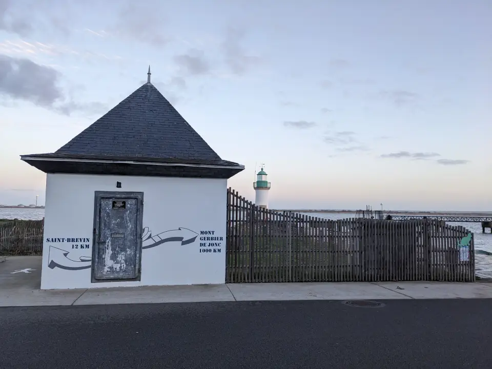 peinture sur un poste electrique avec 2 fleche oposé indiquant la dirtection de saint-brevin et mont-gerbier-de-jonc