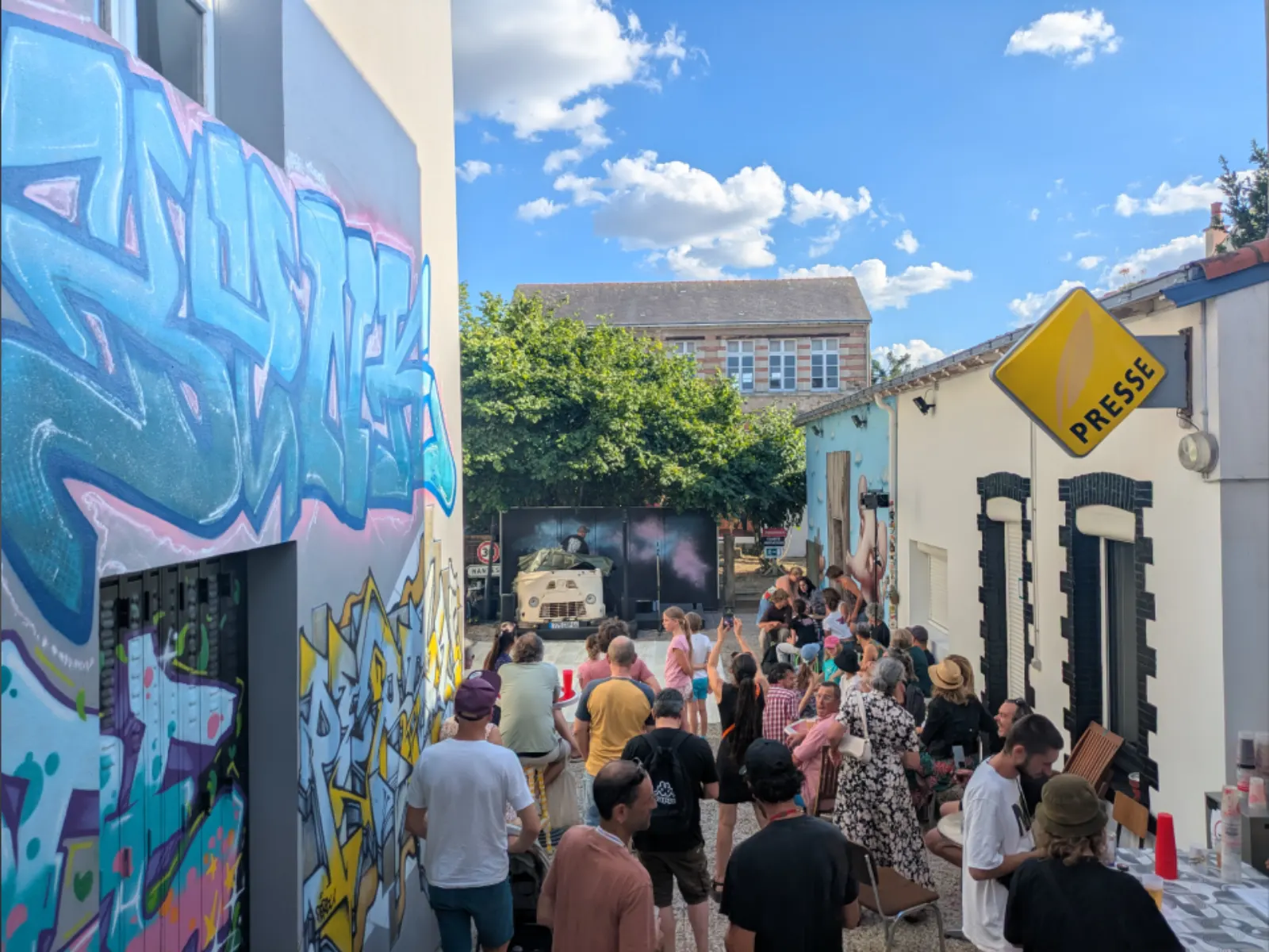 Public rassemblé lors d’un événement street art et graffiti dans les locaux de l’association 13 Arts à Paimboeuf