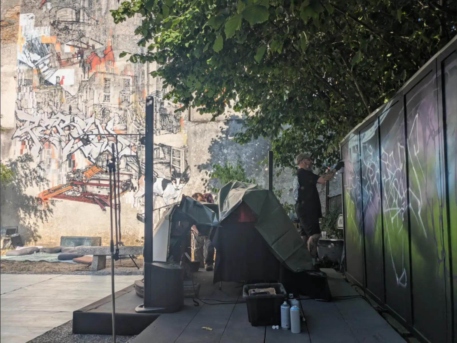 Artiste réalisant une fresque graffiti en live lors d’un événement street art dans les locaux de l’association 13 Arts à Paimboeuf