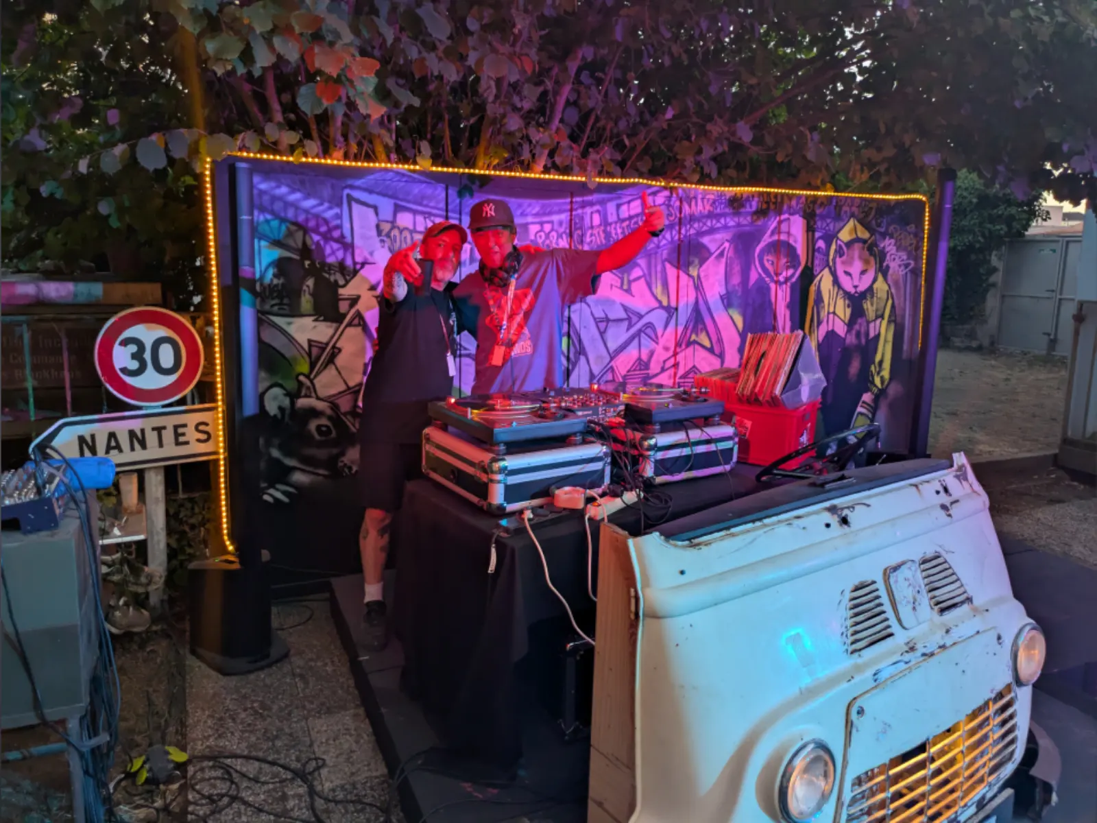 Événement musical dans les locaux de l’association 13 Arts à Paimboeuf – DJ set vinyles devant décor street art et façade de van vintage