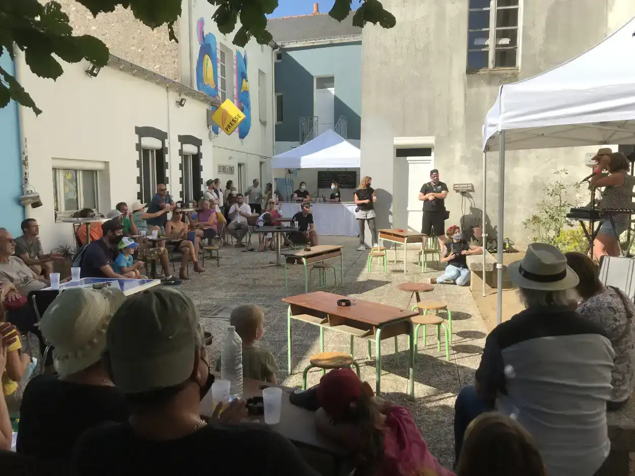 rassemblement d'habitant de Paimboeuf dans la cours de l'association