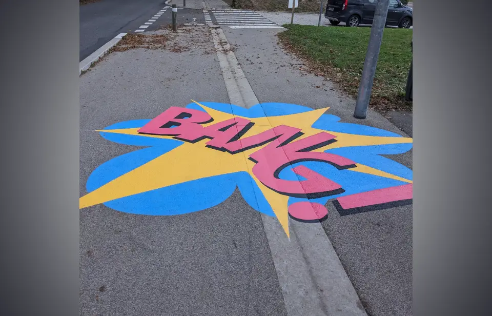 BANG! ecris en style cartoon dans une explosion multicolor