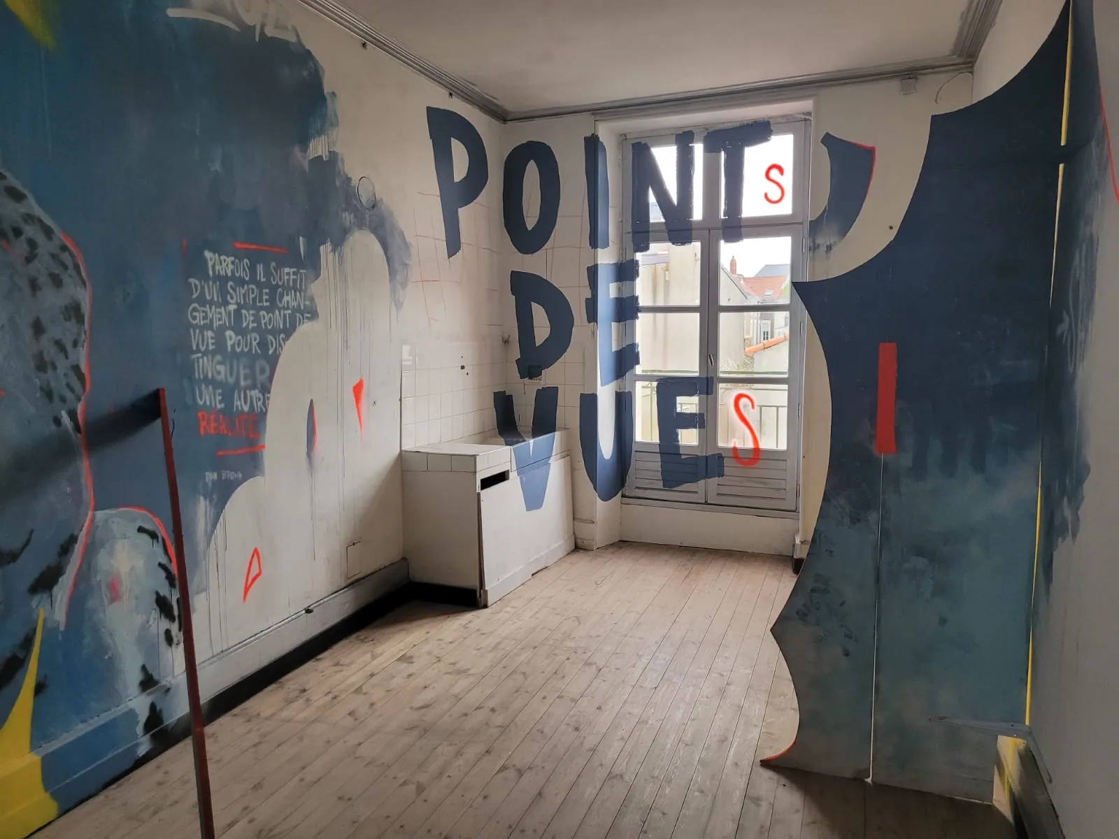 Installation artistique en anamorphose sur plusieurs murs avec lettrage monumental 'Point de vues', œuvre visible selon l’angle d’observation, réalisée par Ratz One dans les locaux de l’association 13 Arts à Paimboeuf